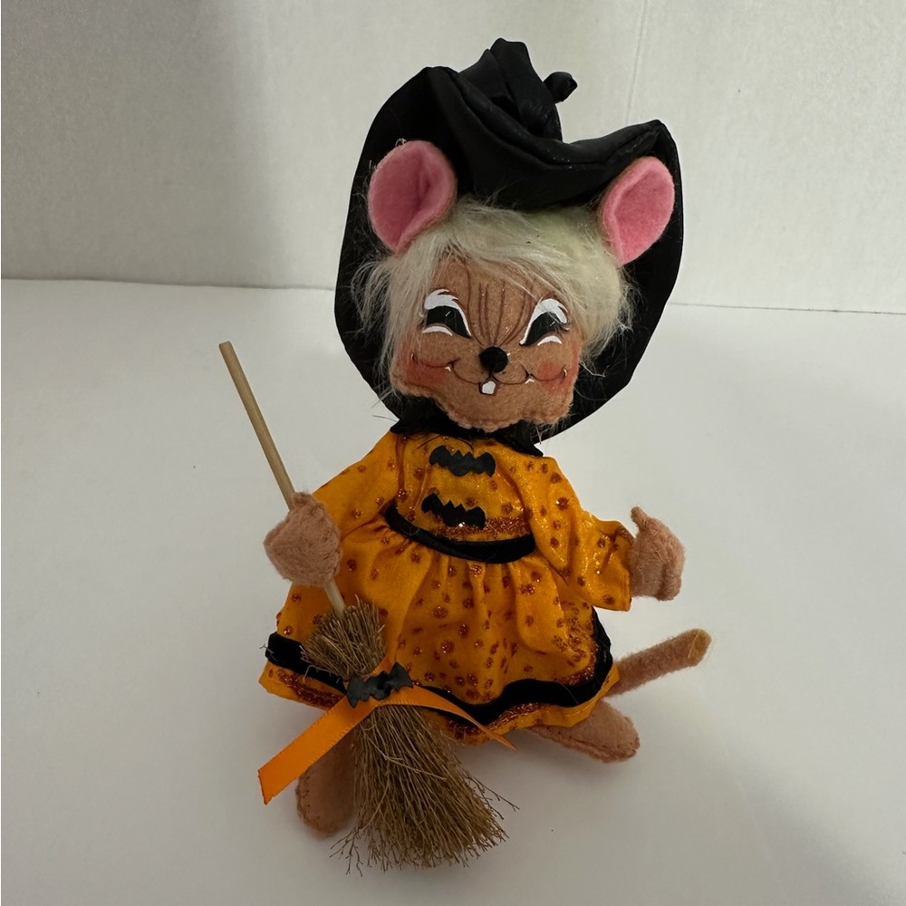 Annalee Halloween Witch Mouse with Broom Felt Figurine 2011 Collectible Decor - Picture 2 of 4